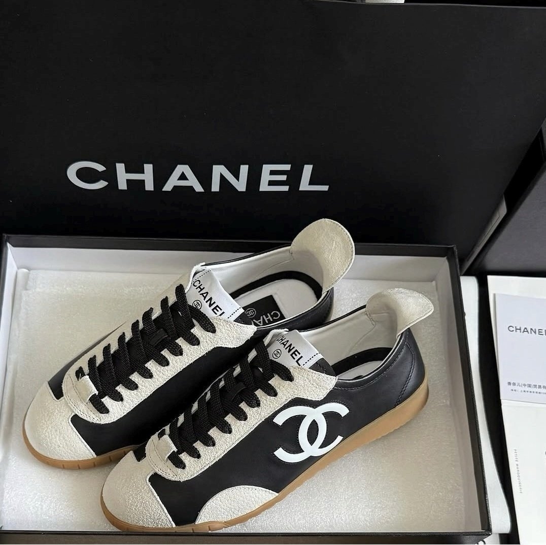 샤넬 엠보스드 스웨이드 카프스킨 스니커즈