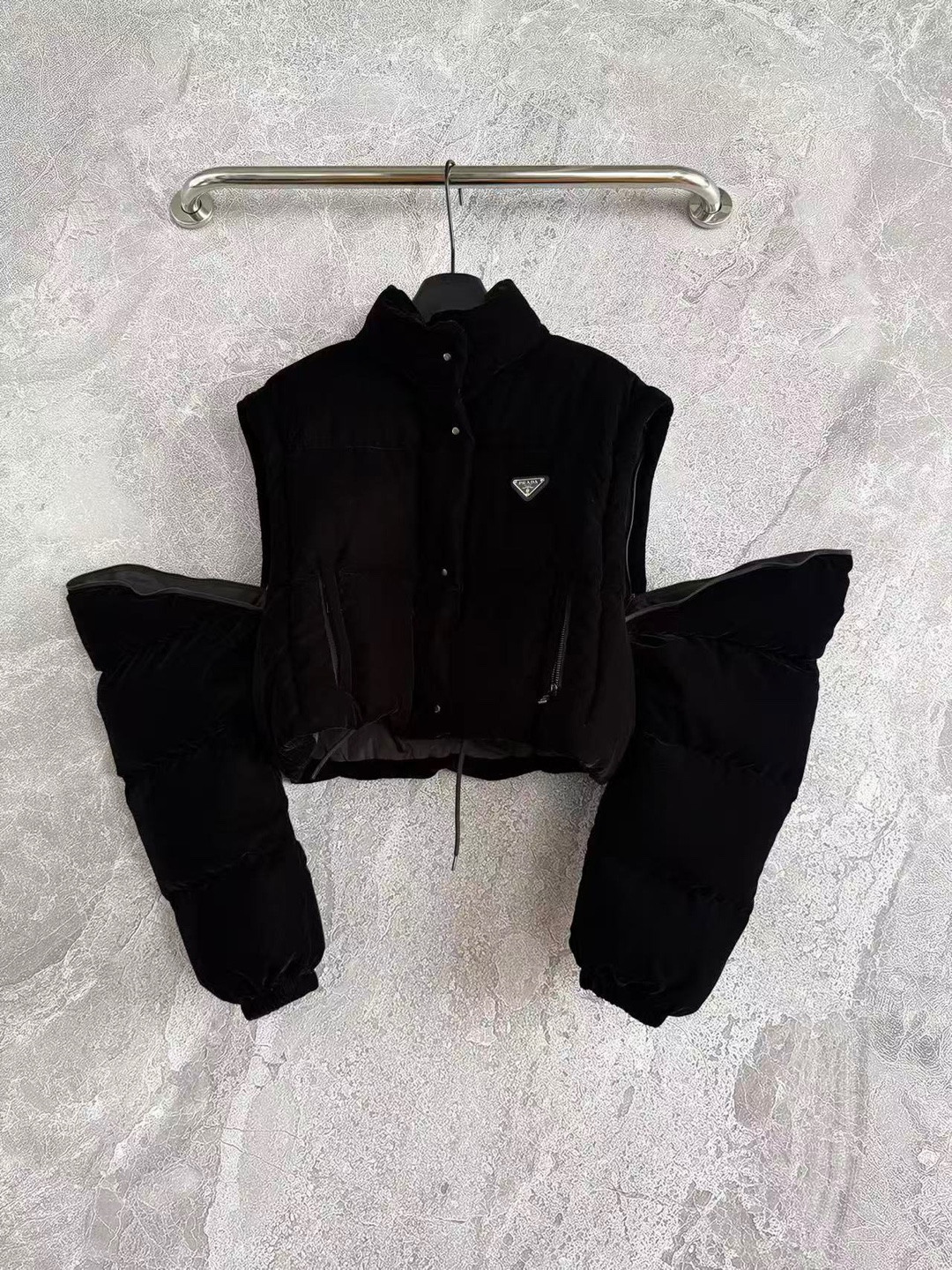 프라다 크롭 벨벳 다운 탈부착 자켓